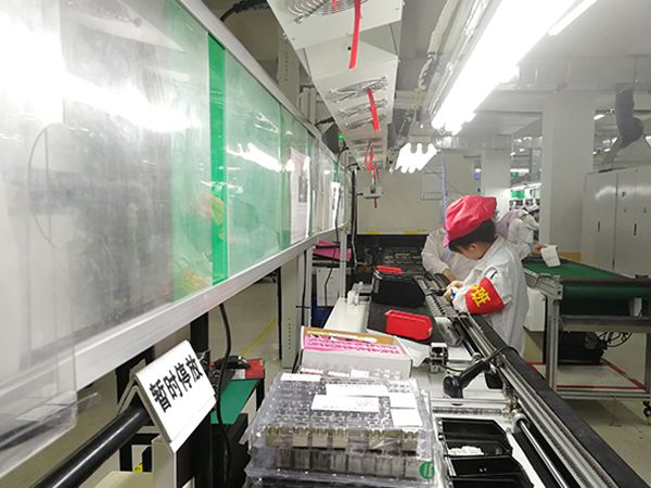 組裝車間工作臺(tái)上除靜電